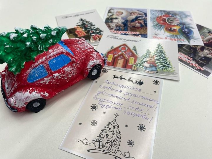 Алексеевцы изготовили новогодние игрушки для детей онкоцентра