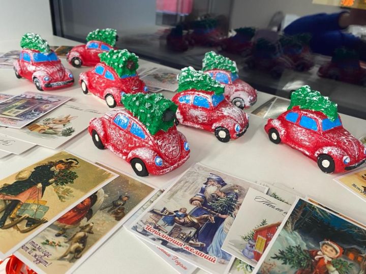 Алексеевцы изготовили новогодние игрушки для детей онкоцентра