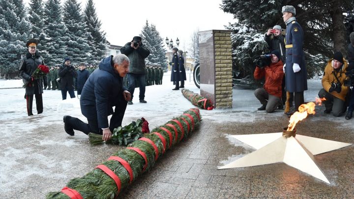 Рустам Минниханов открыл бюсты Героев России в Казанском танковом училище