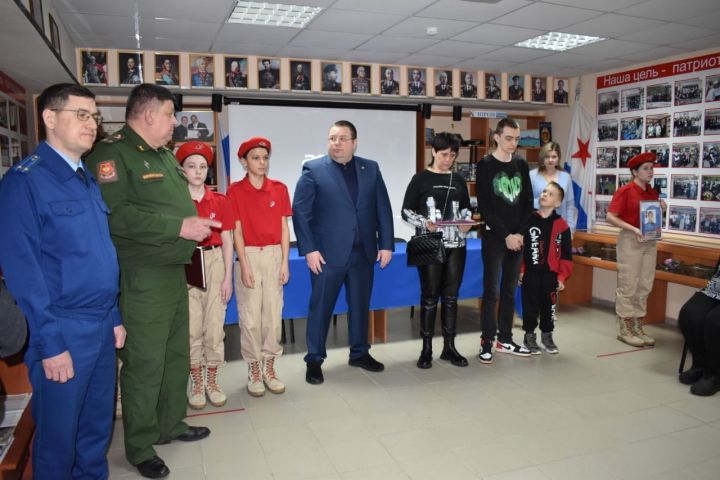 Вдове погибшего в СВО Александра Сергеева вручили Орден мужества