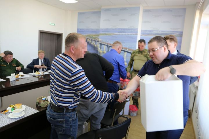 Глава Алексеевского района на встрече с прибывшими в отпуск мобилизованными вручил им аптечный и продуктовый наборы
