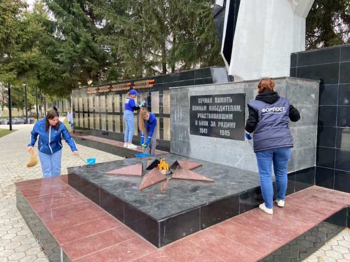 В Алексеевском активисты навели порядок у памятника Неизвестному солдату в парке Победы