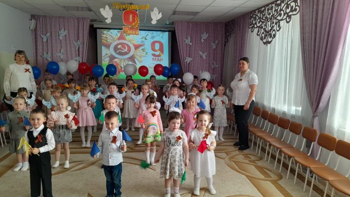 Воспитанники детского сада Петушок почтили память погибших минутой молчания