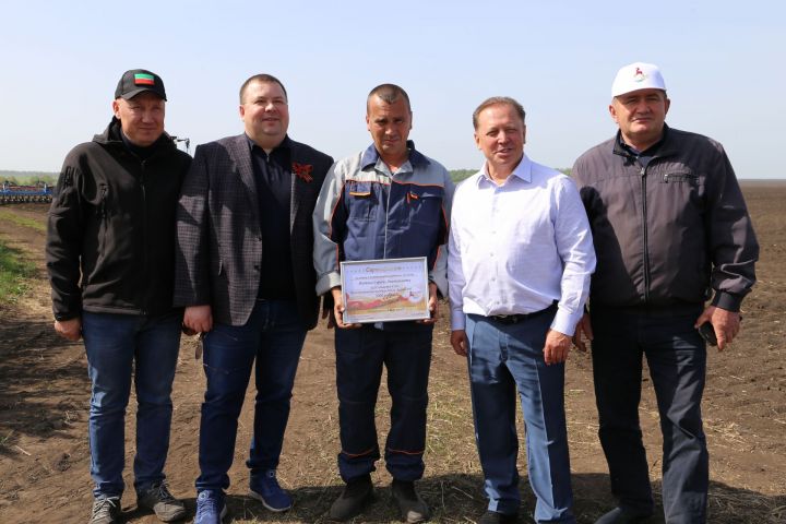 Передовикам сева вручили денежные сертификаты