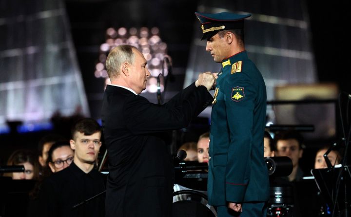 Владимир Путин лично вручил звезду Героя России жителю Билярска