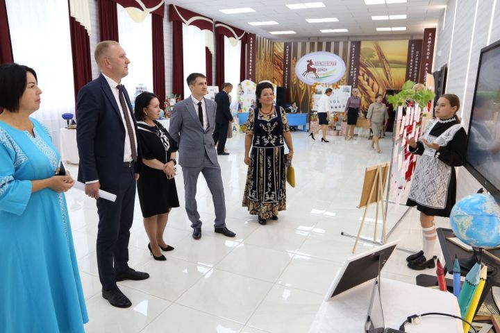 Педагогам Алексеевского района вручили награды и новые ноутбуки