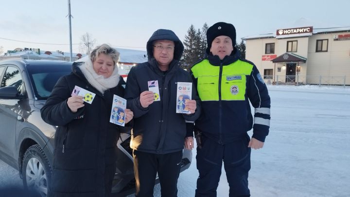 Сотрудники ГИБДД поздравили алексеевцев с Новым годом