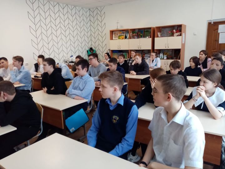 Врач-нарколог Алексеевской ЦРБ провела беседу с учениками на тему вреда алкоголя для подростков