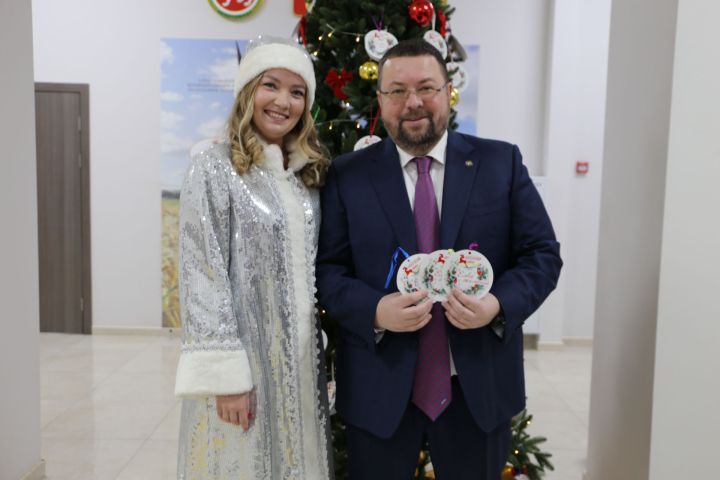Глава Алексеевского района принял участие в благотворительной акции «Ёлка желаний»