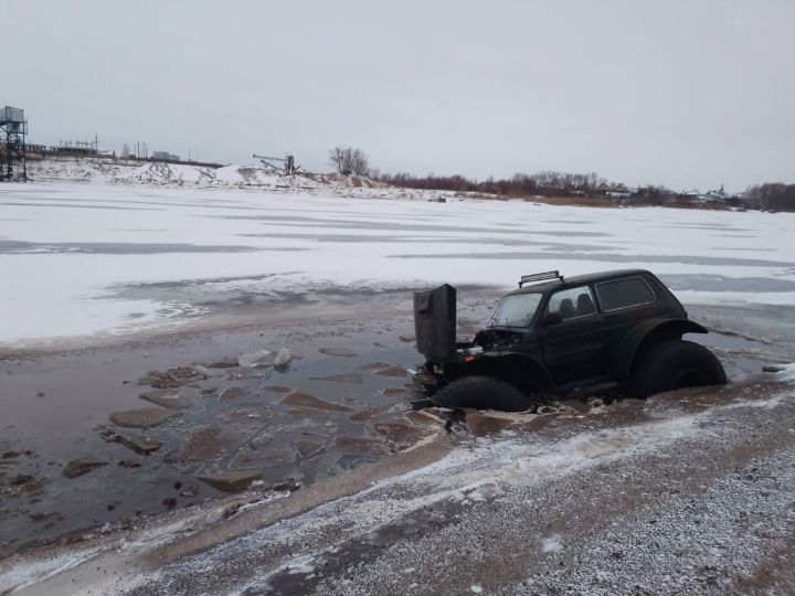 В Алексеевском водитель решил прокатиться по тонкому льду и провалился