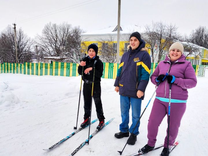 Лыжная прогулка объединила семьи района