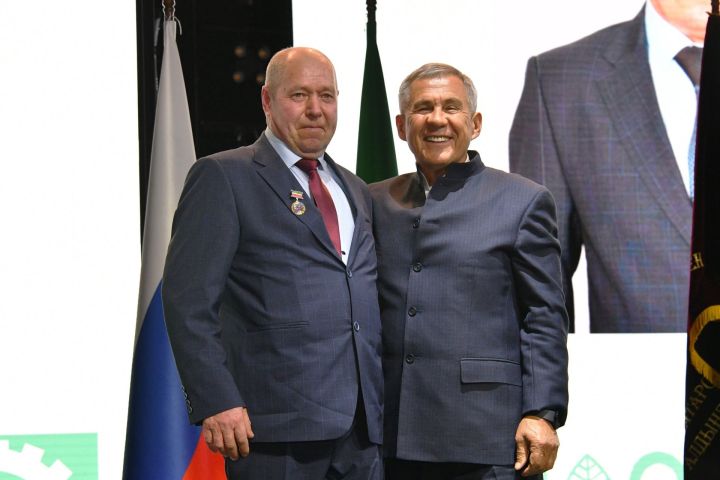 Рустам Минниханов вручил награду жителю Алексеевского района