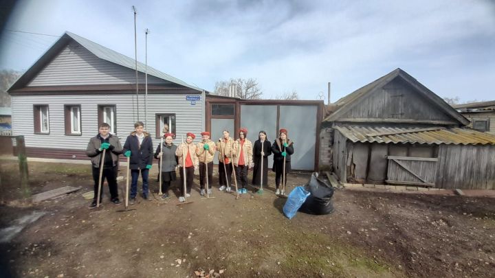 Школьники помогли убрать двор пожилой семье