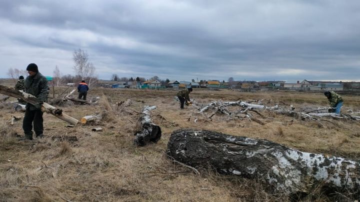 Жители Подлесной-Шенталы приняли участие в благоустройстве кладбищ
