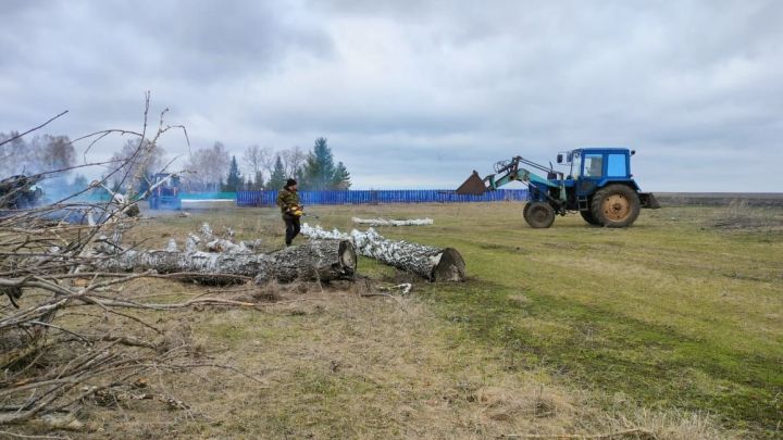 Жители Подлесной-Шенталы приняли участие в благоустройстве кладбищ