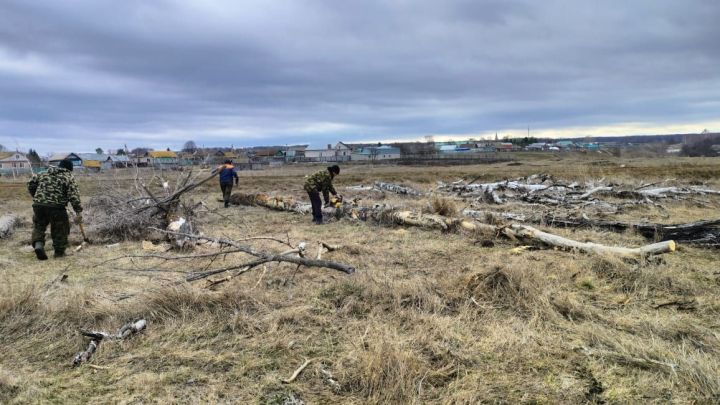 Жители Подлесной-Шенталы приняли участие в благоустройстве кладбищ