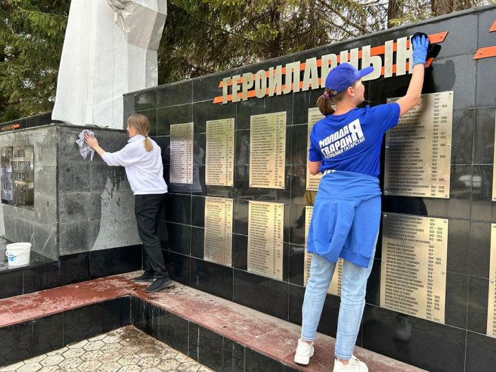 В Алексеевском активисты Партии «ЕДИНАЯ РОССИЯ» навели порядок у памятника Неизвестному солдату в парке Победы