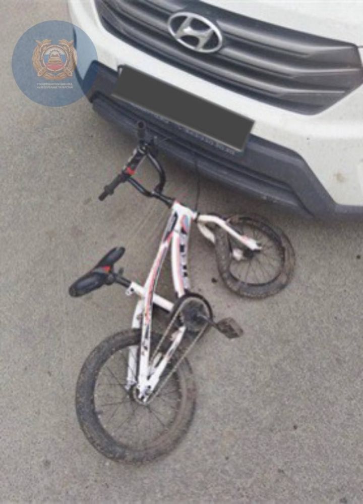 В одном из казанских дворов автоледи сбила ребенка, выскочившего на дорогу на велосипеде