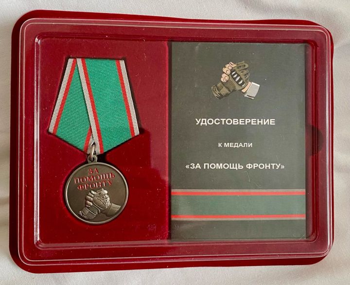 Тепло для фронта: как имам из Нижних Тиган вяжет варежки для бойцов
