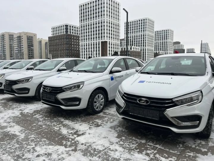 Рустам Минниханов подарил автомобили районным и республиканским СМИ