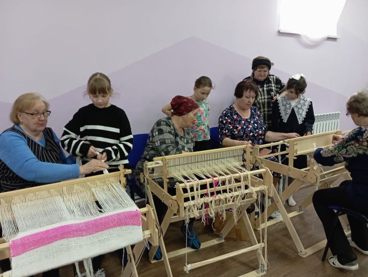 Куркульские мастерицы создают традиционные изделия