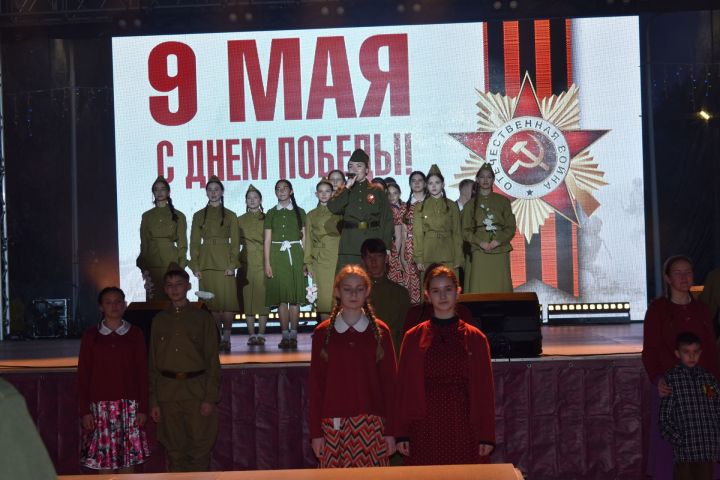 Красочный салют и звонкие песни: как Алексеевский район отметил 9 Мая