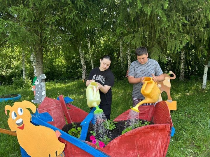 Более 100 подростков нашли временную работу в Алексеевском районе