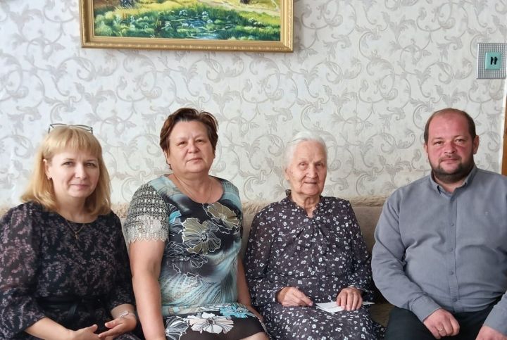 Жительнице Алексеевского района Александре Черновой исполнилось 90 лет