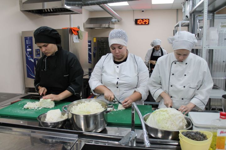 Студенты аграрного колледжа готовят заготовки для участников СВО