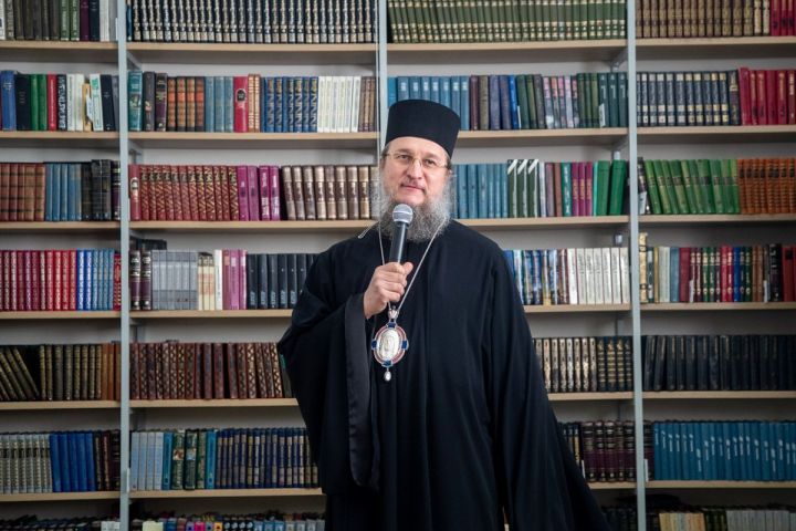 Епископ Чистопольский и Нижнекамский Пахомий поздравил учителей