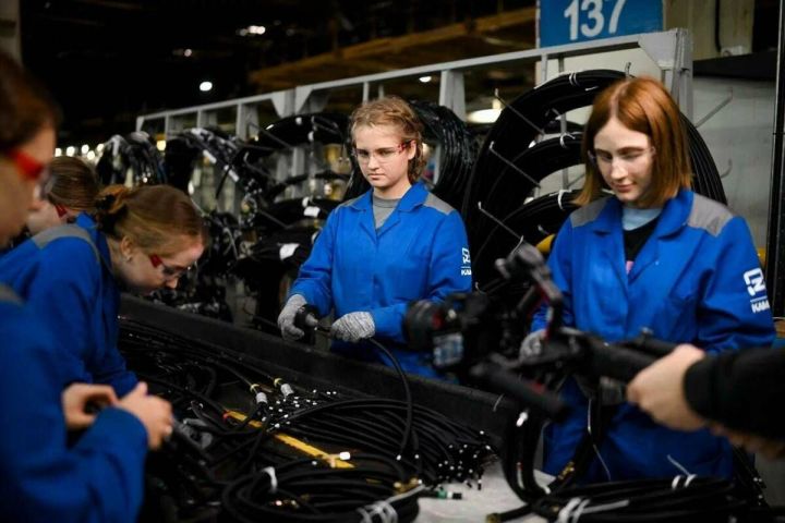 300 студотрядовцев из 14 регионов начали работу на КАМАЗе