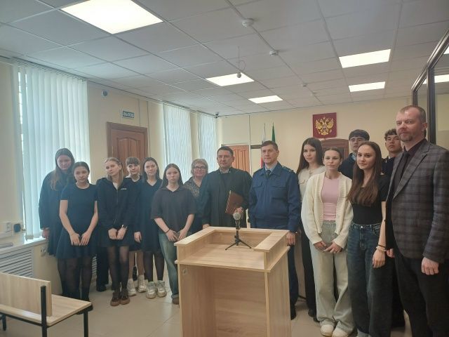 Девятиклассники Алексеевского примерили на себя роль юристов