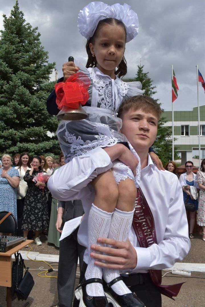26 май көнне Алексеевск районының барлык мәктәпләрендә соңгы кыңгырау яңгырады