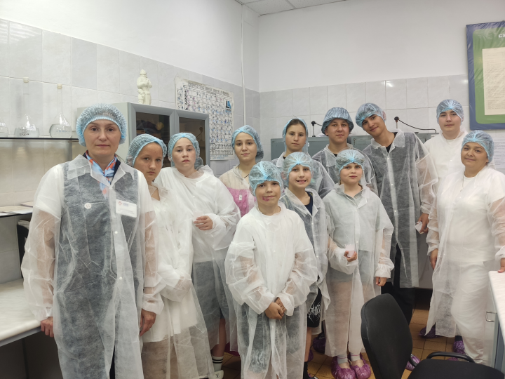 Воспитанники приюта «Забота» познакомились с профессиями молочной отрасли