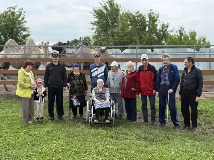 Постояльцы Алексеевского дома-интерната посетили страусиную ферму в Билярске