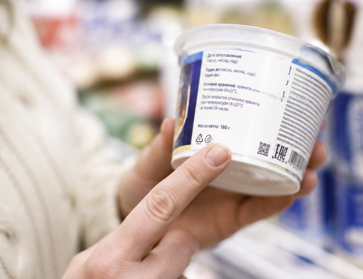 Как читать сроки годности летом и не купить опасные продукты
