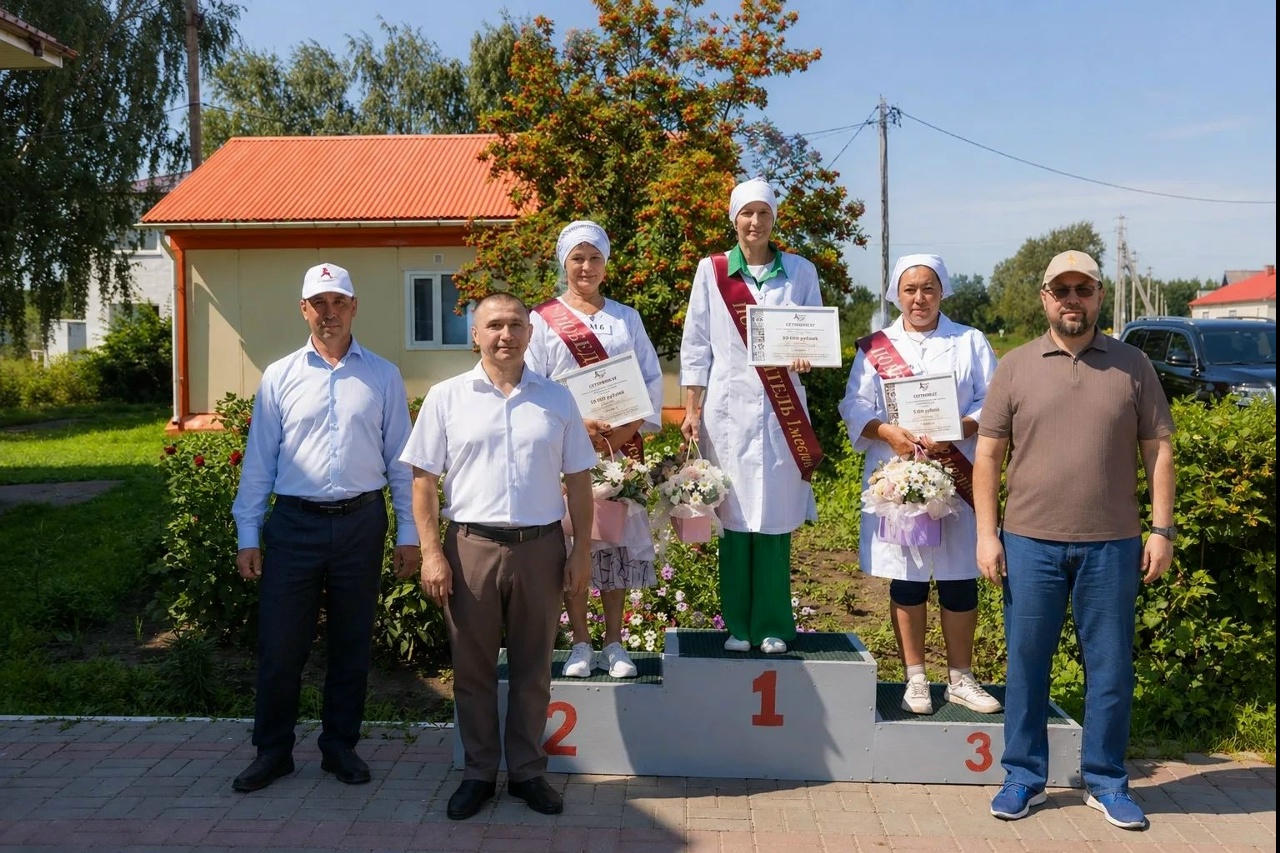 Глава Алексеевского района Сергей Демидов вручает денежные сертификаты победителям конкурса операторов машинного доения