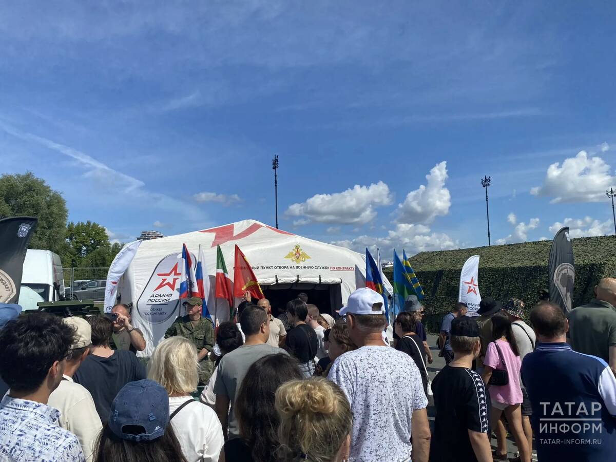 В палатке у Центра семьи «Казан» представлены симулятор дрона, комплект экипировки «Ратник» и автомат Калашникова.