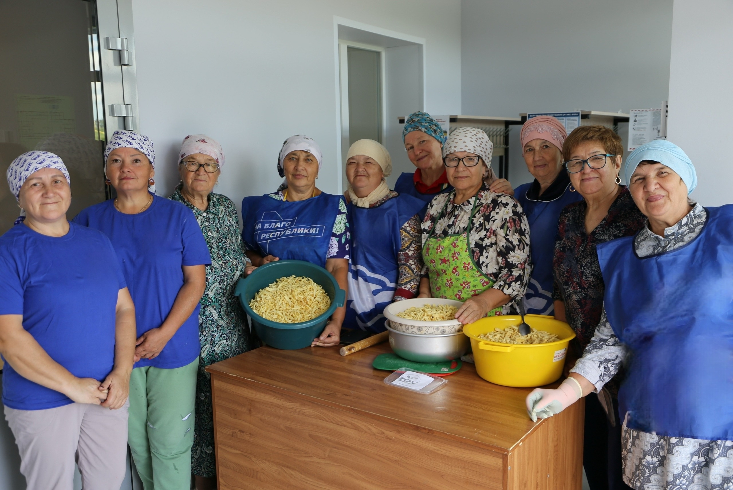  В поселениях продолжают собирать гуманитарную помощь. 