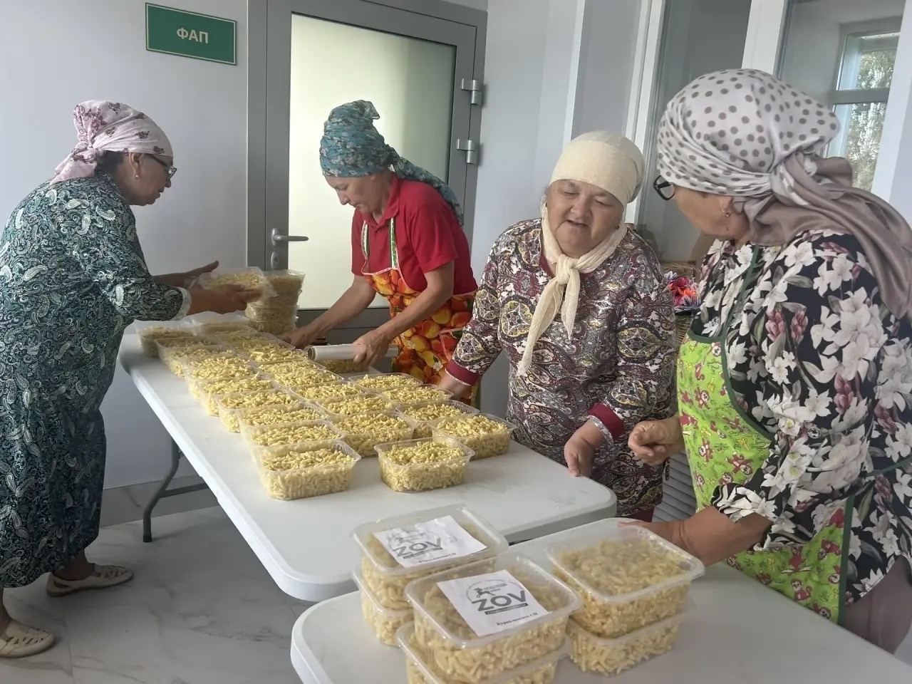 На столе — 100 яиц, тесто, готовые сладости