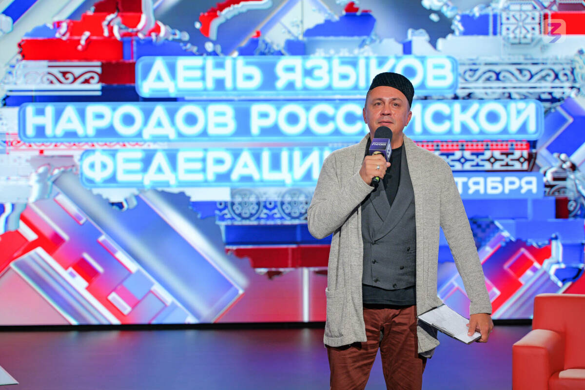 Искандер Хайруллин, народный артист Татарстана, выступает на Дне языков народов России в Москве.