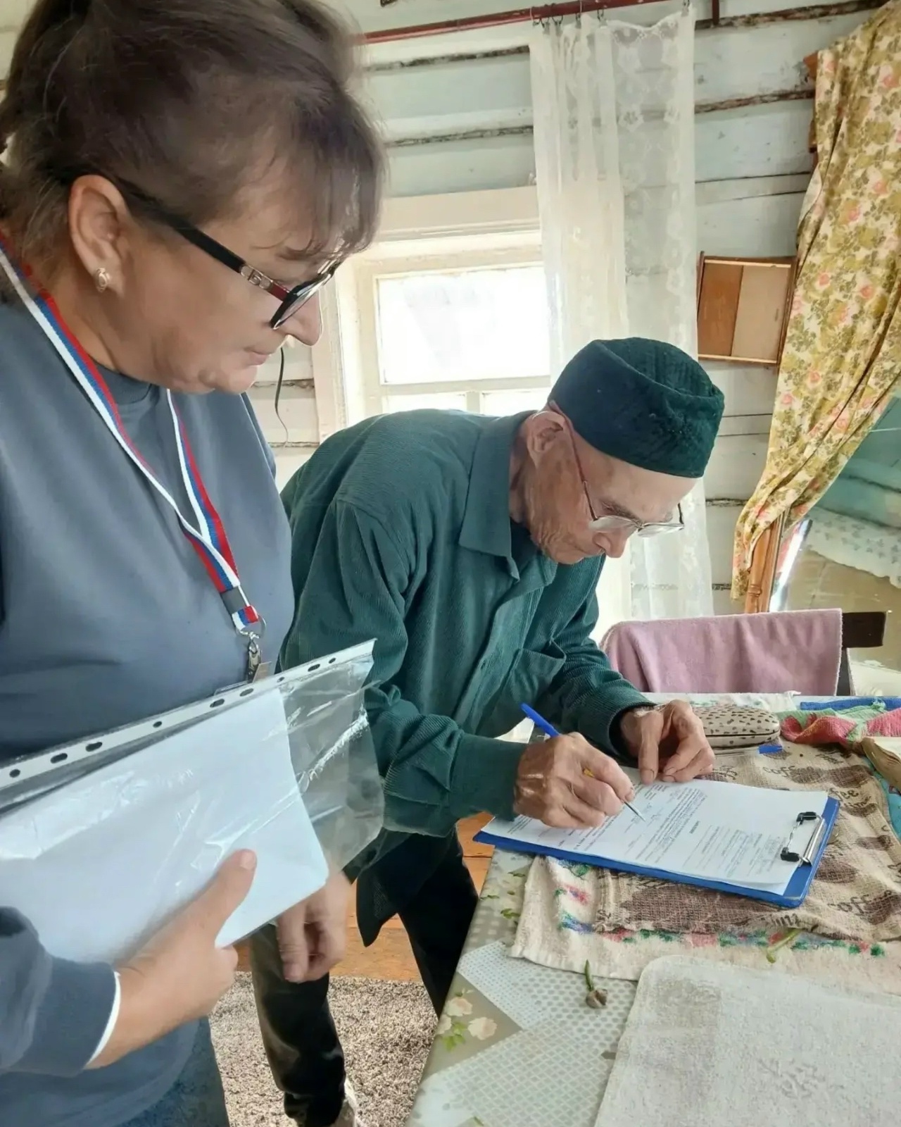 96-летний труженик тыла Нургалям Казаков голосует на дому в Курналинском сельском поселении Алексеевского района
