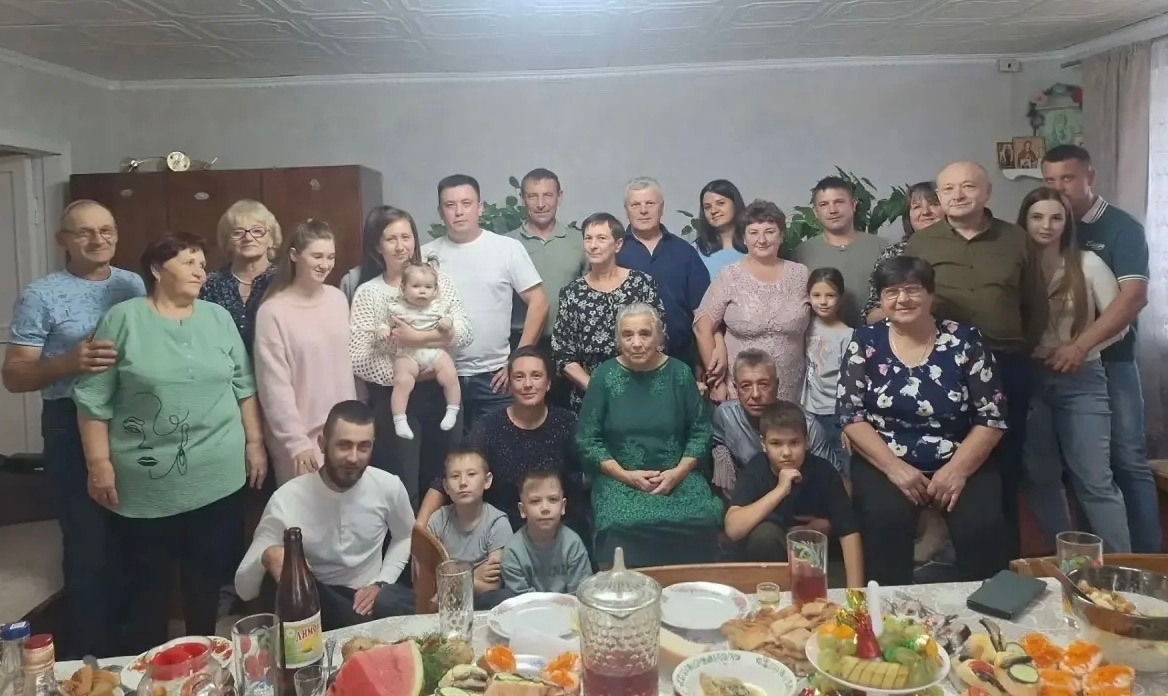 Сад в цветах и большая семья: Мария Котова отметила 85-летие