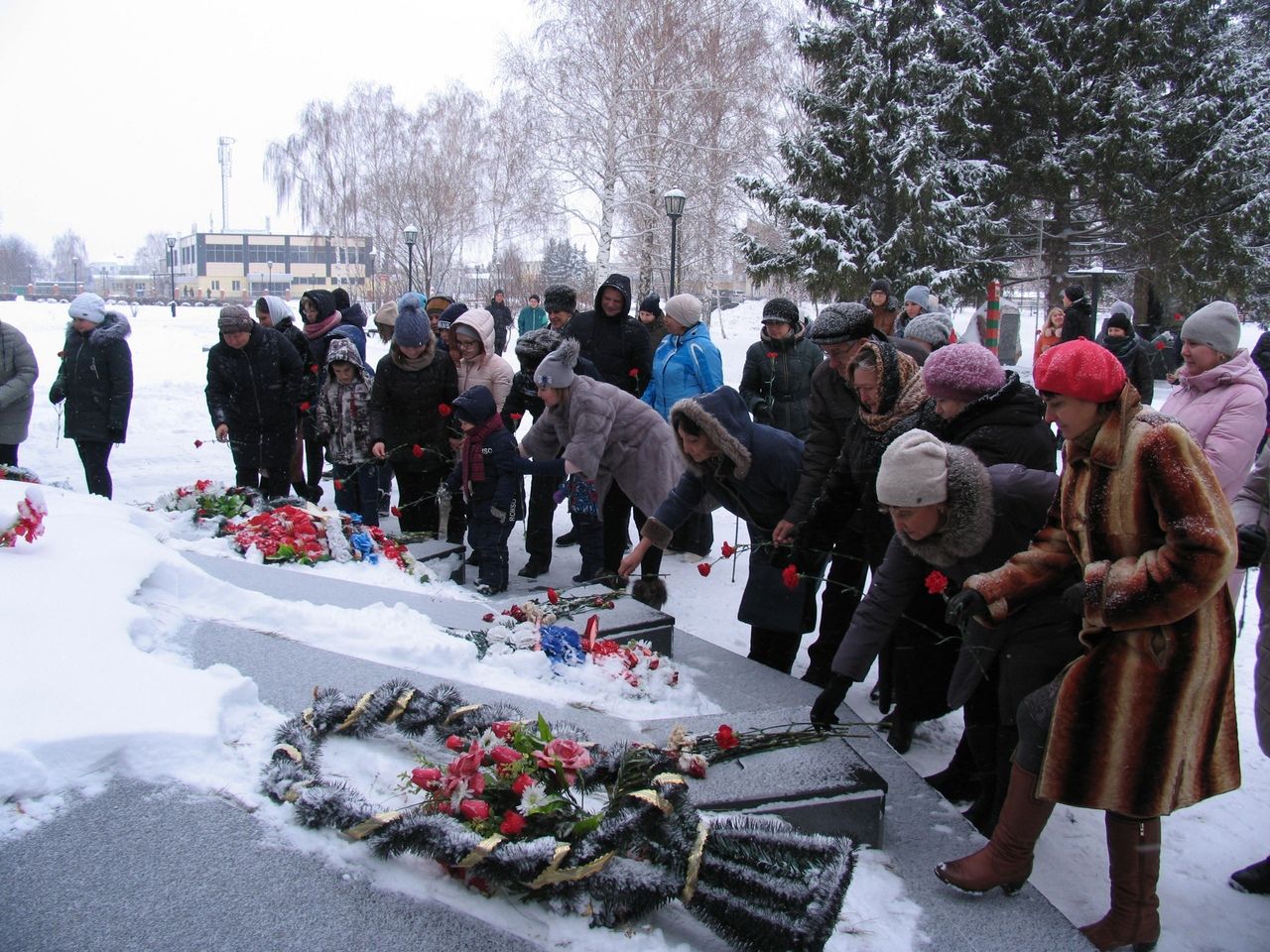 Почтить память героев. В Ивангороде почтили память героем Кингисеппа.