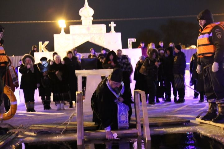 Фоторепортаж: более пятидесяти алексеевцев окунулось в купели на Ахтырском колодце