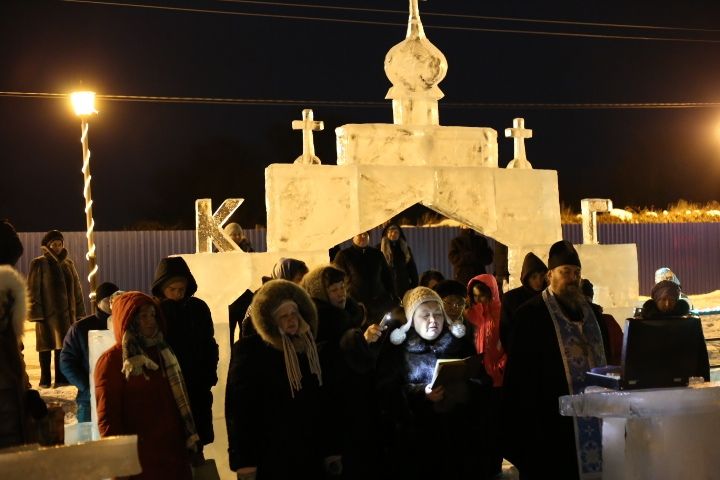 Фоторепортаж: более пятидесяти алексеевцев окунулось в купели на Ахтырском колодце