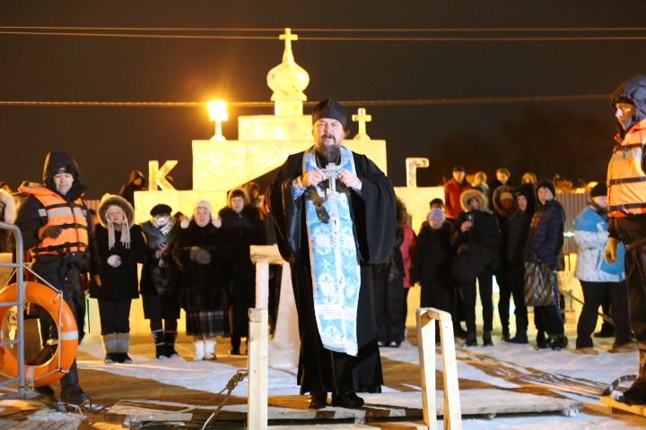 Фоторепортаж: более пятидесяти алексеевцев окунулось в купели на Ахтырском колодце