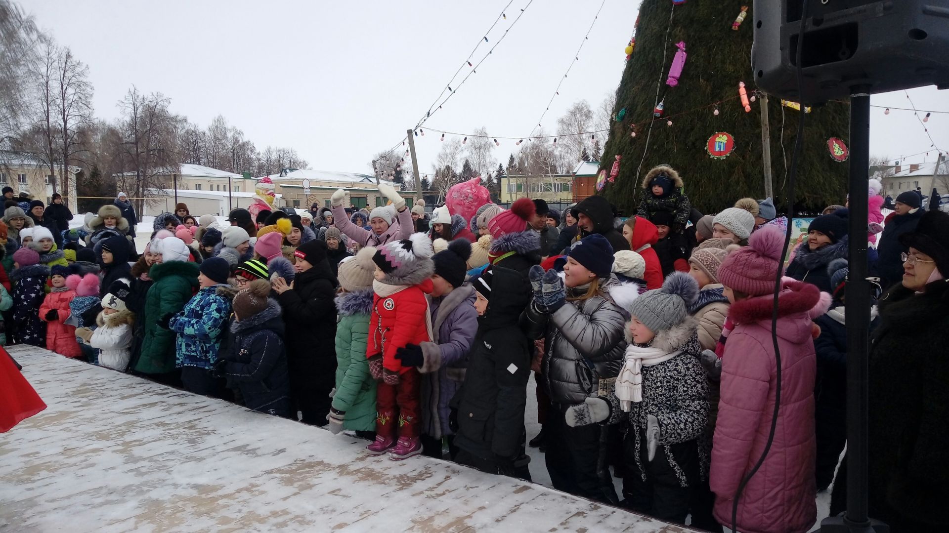 Фоторепортаж с новогоднего представления для детей