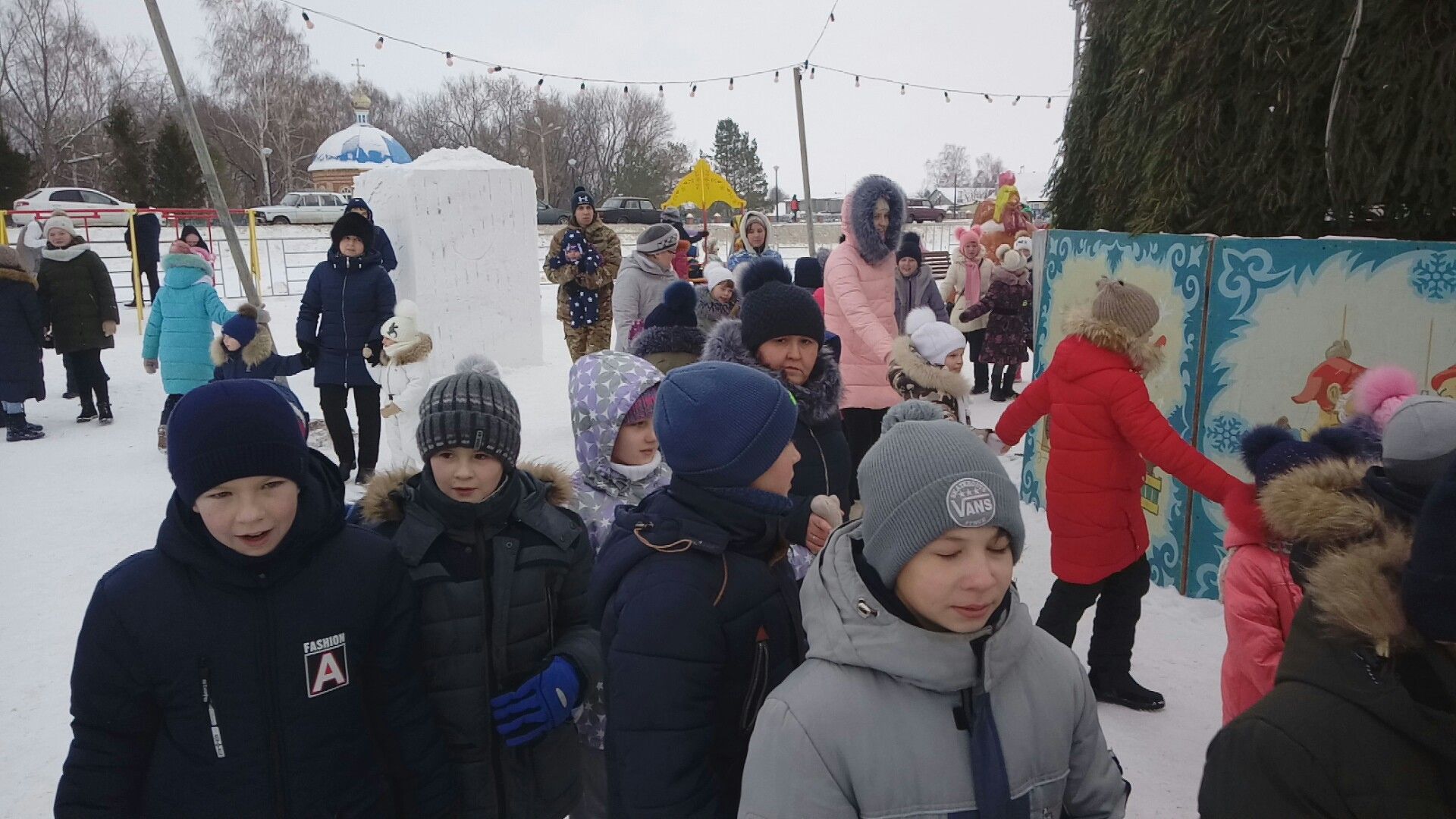 Фоторепортаж с новогоднего представления для детей