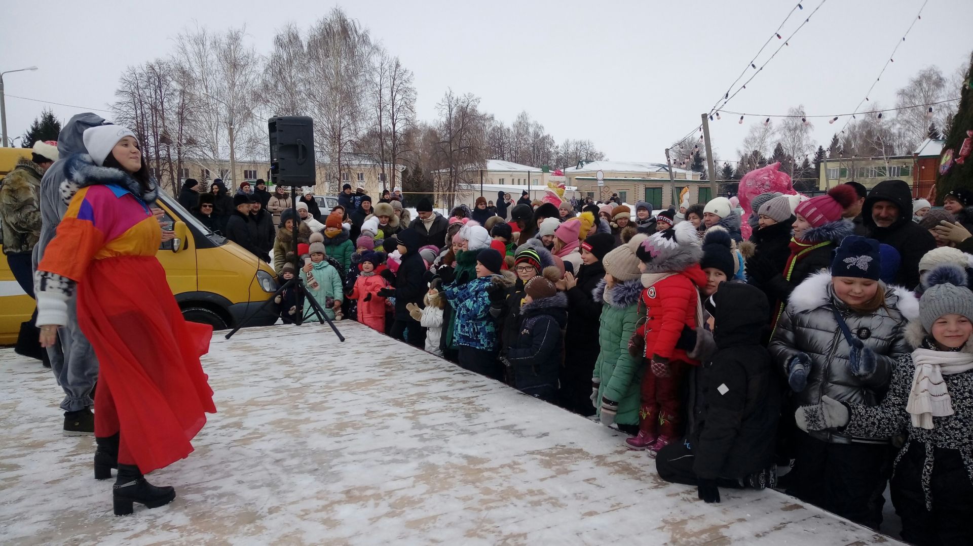 Фоторепортаж с новогоднего представления для детей